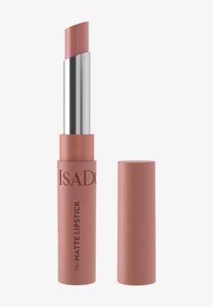 Rouge à lèvres mat dans une teinte rose douce avec un tube argenté et un capuchon assorti de couleur rose placé à côté sur fond blanc.