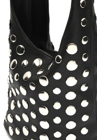 Schwarze Lederhandtasche mit einem Muster aus großen, glänzenden silbernen Nieten und kreisförmigen Ausschnitten, die ein strukturiertes, auffälliges Design schaffen.
