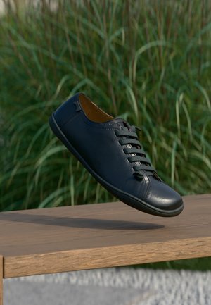 PEU CAMI - Zapatos con cordones - black