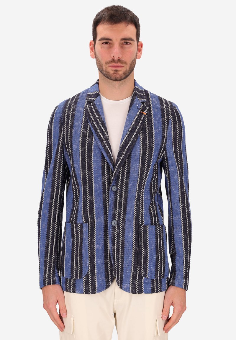 Blazer a righe blu e nere con linee bianche accentuate, due tasche frontali e rever a punta. Chiusura a due bottoni con tessuto testurizzato.