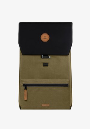 Zaino in tela verde oliva con patta nera, patch logo in pelle e tasca frontale con zip e tiretto in tonalità marrone chiaro. La chiusura mantiene il contenuto al sicuro all'interno.