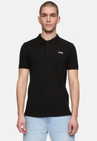 Svart bomullspolo med krage, tre knappar, korta ärmar och en liten Fila-logotyp i rött och vitt på bröstet.