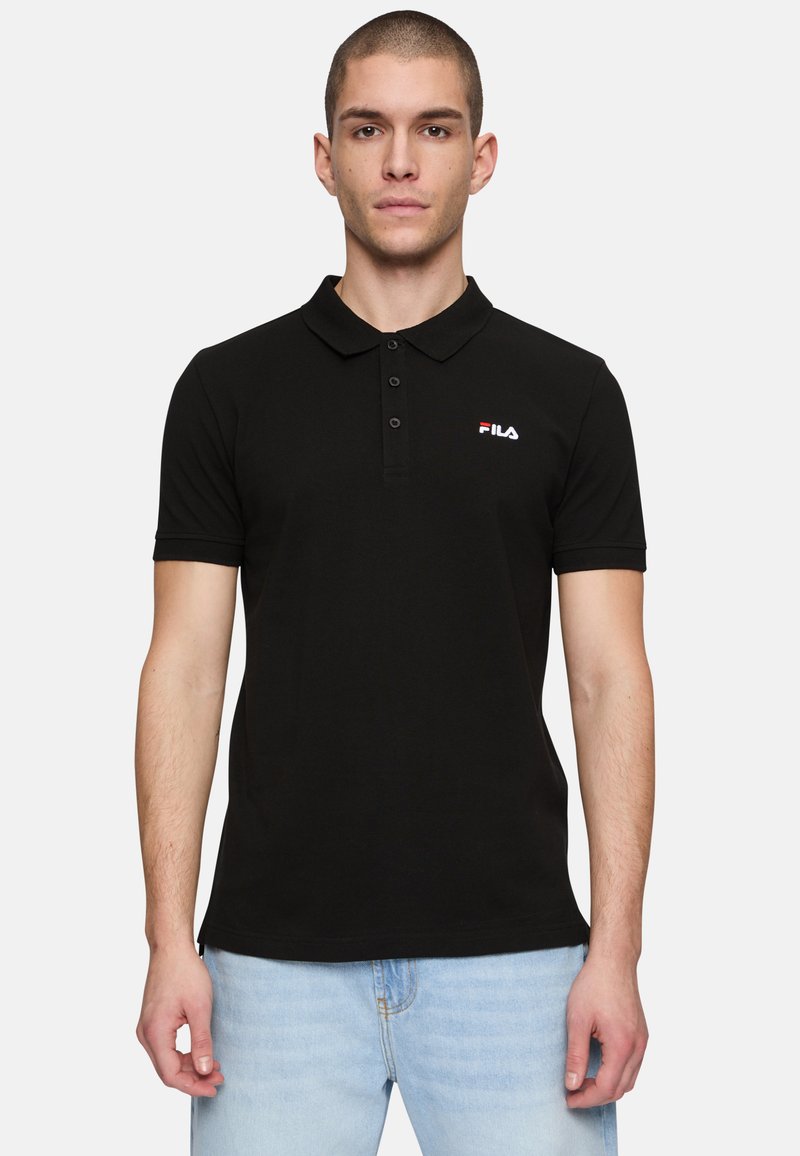 Svart bomullspolo med krage, tre knappar, korta ärmar och en liten Fila-logotyp i rött och vitt på bröstet.