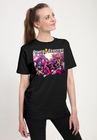 Černé bavlněné tričko s barevným grafickým potiskem postav Power Rangers, s propracovanými detaily a živými barvami.