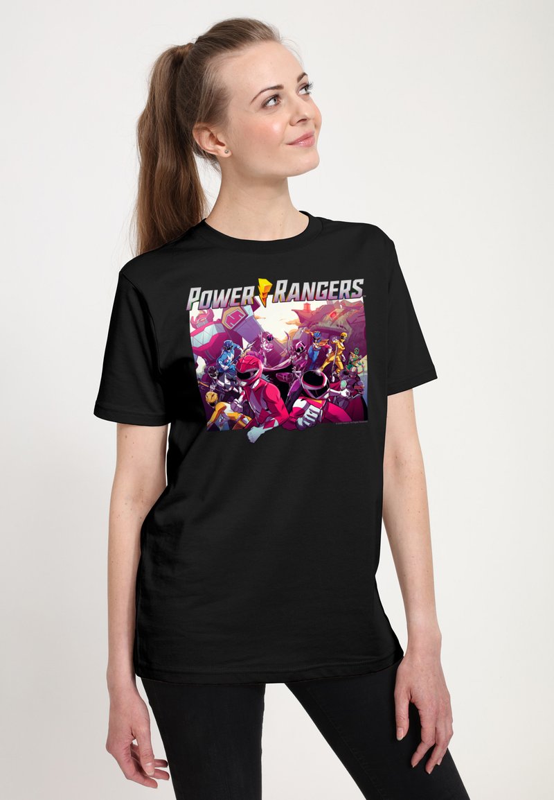 Černé bavlněné tričko s barevným grafickým potiskem postav Power Rangers, s propracovanými detaily a živými barvami.