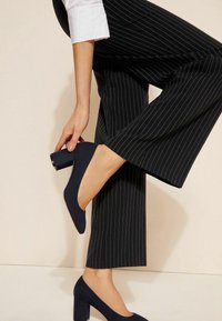 Friends Like These REGULAR FIT  MID BLOCK  ROUND TOE COURT  - Klassikalised kontsakingad - navy blue