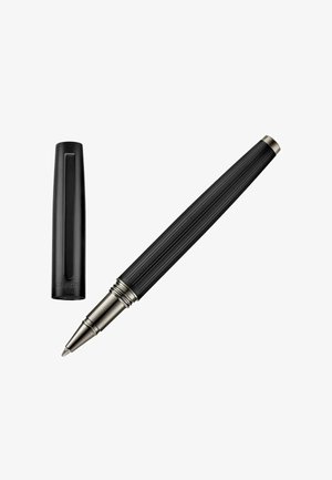 Zwarte rollerbalpen met getextureerde grip en zilverkleurige accenten, dop verwijderd en naast de pen geplaatst, met het merk "CERRUTI 1881".