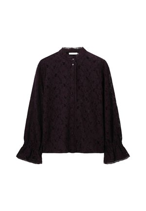 Zwarte kanten blouse met lange mouwen, knoopsluiting aan de voorkant, hoge kraag en rimpelige manchetten, weergegeven op een witte achtergrond.
