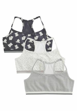 Tre pigers racerback sports-bh'er i sort med bamseprint, hvid med grå leopardpletter og hvid med sorte striber.