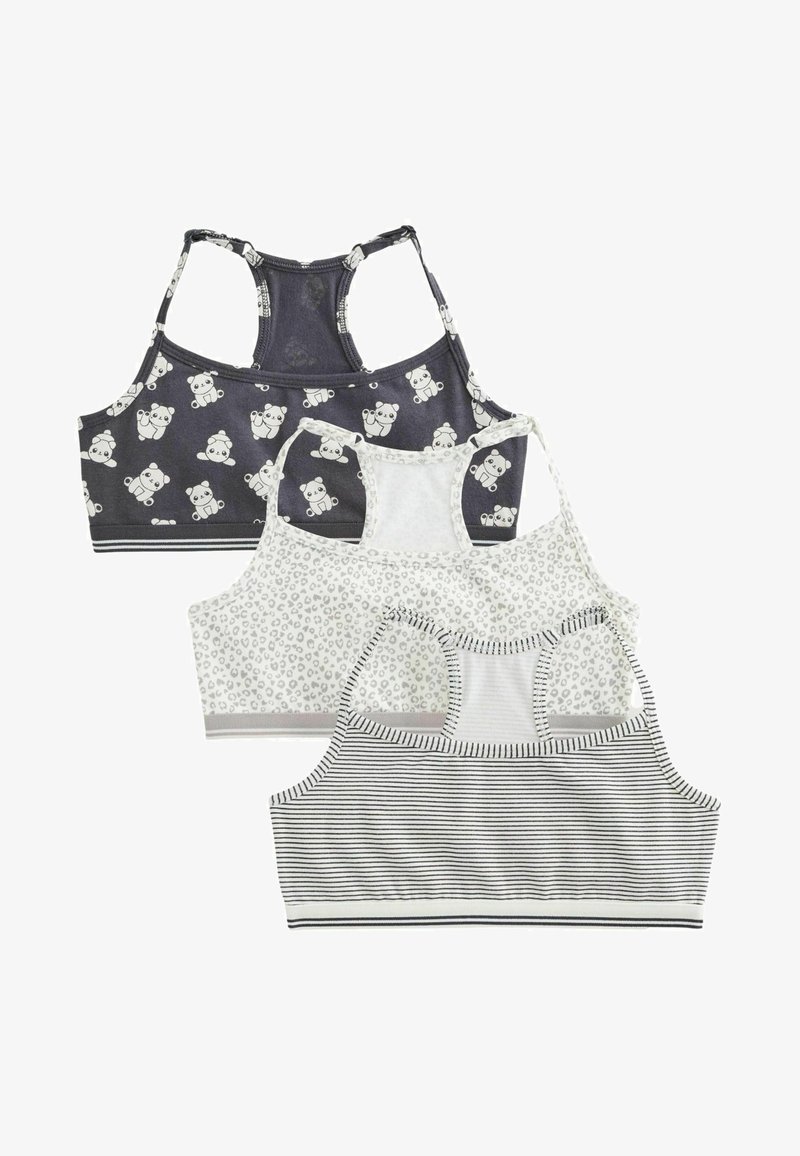 Trois soutiens-gorge de sport dos nageur pour filles en noir avec imprimé ours en peluche, blanc avec taches léopard grises et blanc avec rayures noires.
