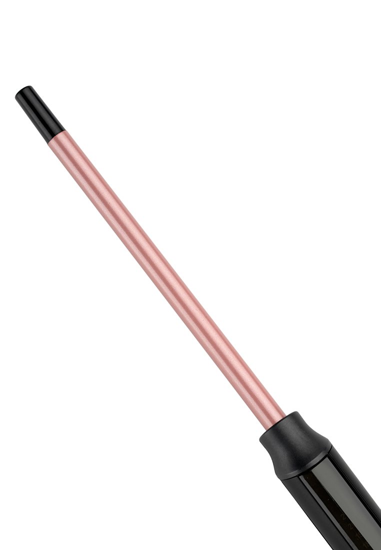 Pincel de maquillaje metálico rosa con un mango largo y suave, y una punta negra cónica. El mango tiene una textura estriada cerca de la base para un mejor agarre.