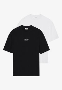 To korteærmede T-shirts, en sort med et hvidt grafisk design, en hvid med et lignende grafisk design, begge lavet af bomuld. Rund hals stil.