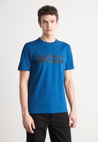 BOSS TEE - Apdrukāts T-krekls - open blue