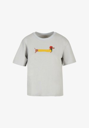 Jasnoszara bawełniana koszulka z grafiką przedstawiającą jamnika w żółtej koszulce, czerwonej czapce i zielonym szaliku. Krótkie rękawy, okrągły dekolt.