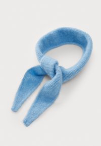 Foulard en tricot bleu avec une texture douce, arborant un design noué et deux extrémités allongées pour le nouer ou le coiffer.