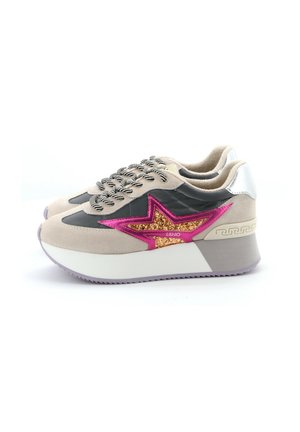 Para beżowych i czarnych sneakersów na platformie z różową gwiazdą brokatową i paskowanymi sznurowadłami na białym tle.