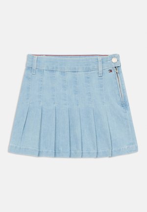 Jasnoniebieska plisowana mini spódnica z denimu z szlufkami na pasek, boczną kieszenią na zamek i zapięciem na guzik. Małe haftowane logo przy kieszeni.