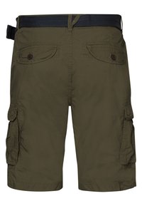Shorts cargo vert olive avec poches arrière boutonnées, poches latérales à rabat et passant de ceinture noir à la taille.