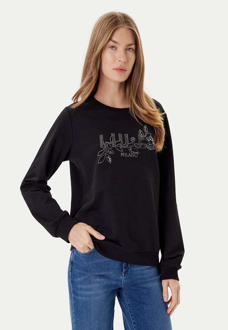 Felpa nera con maniche lunghe, girocollo, con un motivo decorativo con strass e la scritta "MILANO" sulla parte frontale.