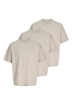 Tre enkle beige T-shirts med korte ærmer og rund hals, vist overlappende med forside mod hvid baggrund.