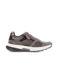 Grijze atletiekschoenen met een combinatie van suede en synthetische materialen, afgewerkt met een gestructureerd zwart paneel, vetersluiting en een robuuste witte zool.