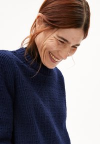 ARMEDANGELS FABIOLAA - Strickpullover - deep sea blue