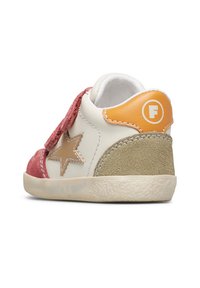 Sneaker per bambino con fasce in suede rosso, lati in pelle bianca, una toppa a forma di stella marrone, tallone in suede oliva e un accento arancione con il logo bianco "F".