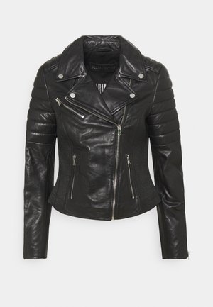 Zwarte leren motorjack met asymmetrische zilveren ritssluiting, met rits afsluitbare zakken, gewatteerde doorgestikte schouders en een brede kraag met knoopjes.