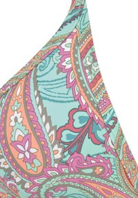 Spalvota maudymosi kostiumo medžiaga su paisley raštu, kuriame dominuoja melsvai žalios, rožinės ir oranžinės spalvos. Lygi tekstūra, prigludusi forma ir struktūruoti siūlė.
