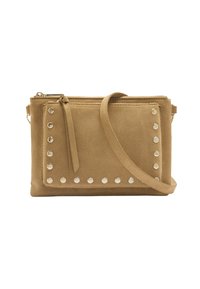 Brązowa zamszowa torebka crossbody z metalowymi srebrnymi ćwiekami wzdłuż krawędzi, zamknięciem na zamek błyskawiczny oraz długim paskiem do noszenia. Gładka tekstura z minimalistycznym wzornictwem.