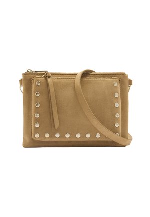Brązowa zamszowa torebka crossbody z metalowymi srebrnymi ćwiekami wzdłuż krawędzi, zamknięciem na zamek błyskawiczny oraz długim paskiem do noszenia. Gładka tekstura z minimalistycznym wzornictwem.