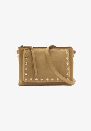 Brązowa zamszowa torebka crossbody z metalowymi srebrnymi ćwiekami wzdłuż krawędzi, zamknięciem na zamek błyskawiczny oraz długim paskiem do noszenia. Gładka tekstura z minimalistycznym wzornictwem.