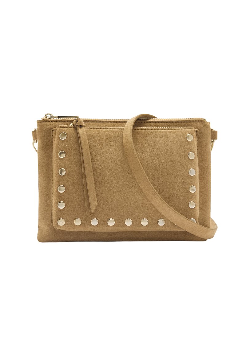 Brązowa zamszowa torebka crossbody z metalowymi srebrnymi ćwiekami wzdłuż krawędzi, zamknięciem na zamek błyskawiczny oraz długim paskiem do noszenia. Gładka tekstura z minimalistycznym wzornictwem.