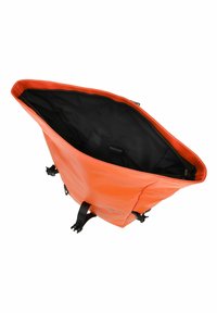 Bolsa impermeable naranja con una amplia abertura, interior negro y correas ajustables. Presenta una textura suave y cierre de cremallera.