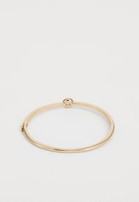 Gouden metalen armband, ronde vorm, gladde afwerking, bevat een kleine bolvormige sluiting voor het sluiten, ontworpen voor gemakkelijke draagbaarheid.