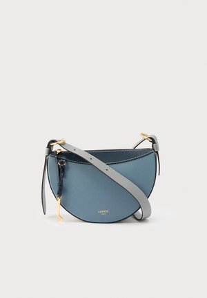 Polmesecasta modra usnjena torbica čez rame z sivim nastavljivim trakom, zlatim kovinskim okrasjem in majhnim sprednjim logotipom "Lancel Paris".