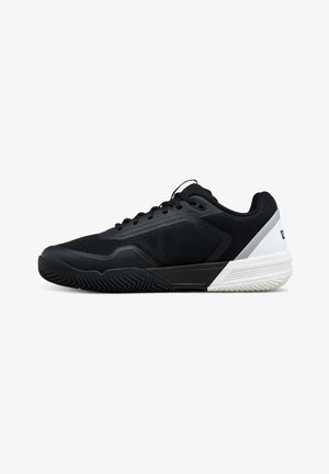 Chaussure de sport noire et blanche à coupe basse avec semelle texturée, design à lacets et tige en mesh respirant, vue de profil latéral, pied droit.