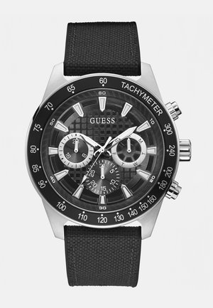 Montre chronographe noire avec un cadran texturé, des accents argentés et une lunette tachymétrique. Comprend plusieurs sous-cadrans et un bracelet noir durable.