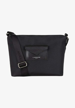 Sac à épaule en tissu noir avec une texture lisse, une bandoulière réglable et une poche avant texturée embossée avec "LANCASTER PARIS".