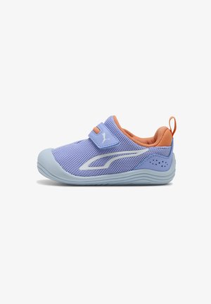 Lyse lilla mesh-sneaker til småbørn med orange polstret inderside, velcrolukning og lys blå sål og tåhætte.