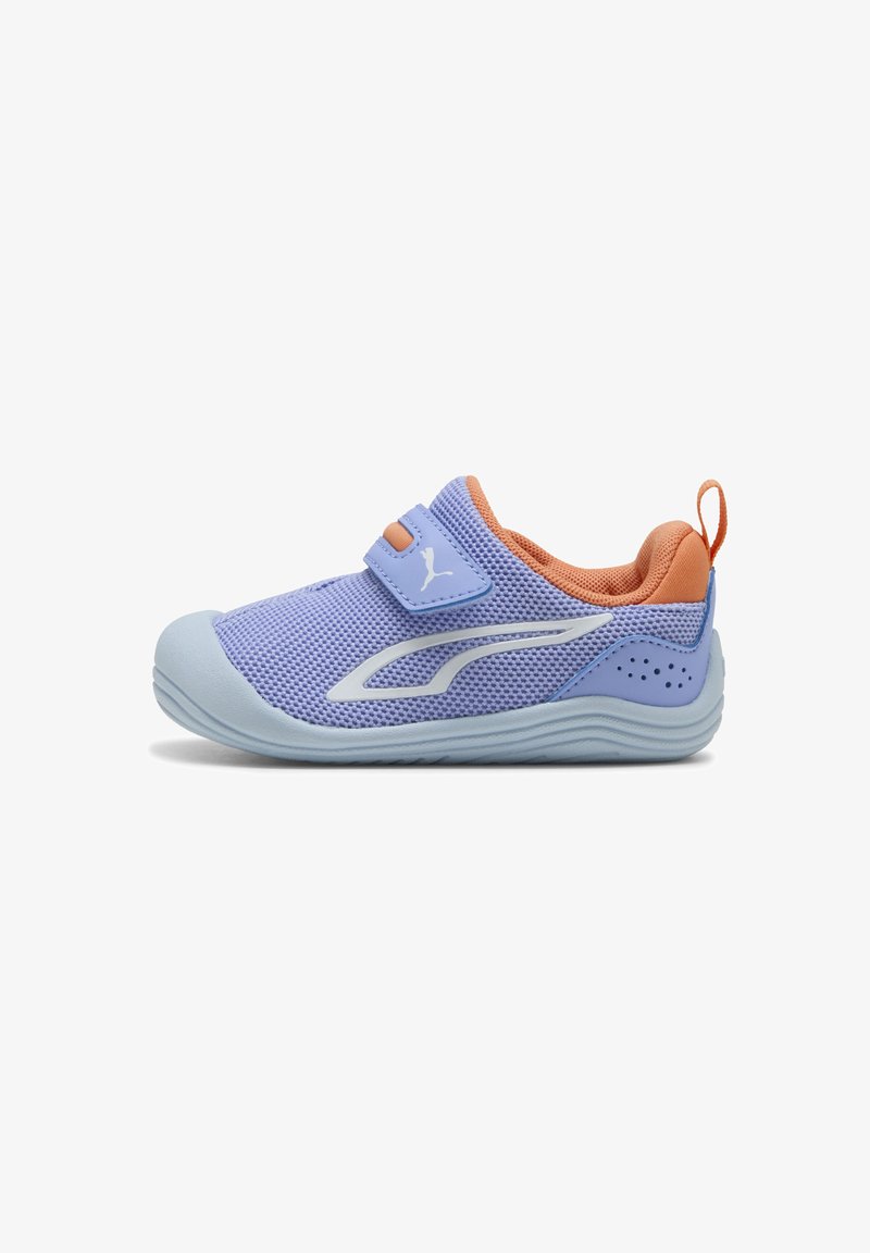 Zapatilla deportiva para niño pequeño de malla color lila claro con interior acolchado naranja, cierre de velcro y suela y puntera azul claro.