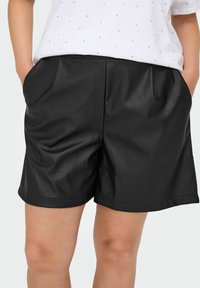 Crne kožne kratke hlače s glatkom teksturom, sa bočnim džepovima i opuštenim krojem. Porub je ravno rezan bez ukrasa.