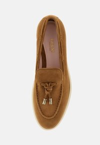 Rudos nubuko slip-on batai su siuvinėjimo detalėmis, dekoratyvine pririšta raišteliu su auksiniais akcentais ir kreminės spalvos guminėmis padais.