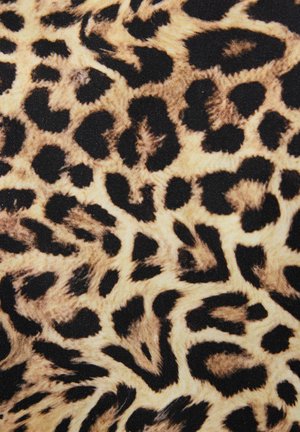 Tissu imprimé léopard présentant un motif de taches brunes foncées et noires sur un fond beige clair, avec une surface lisse et texturée.