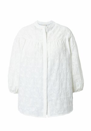 Hvid bluse med lange ærmer, floral broderi, indsamlet skulderparti, mandarinkrave og knaplukning foran.