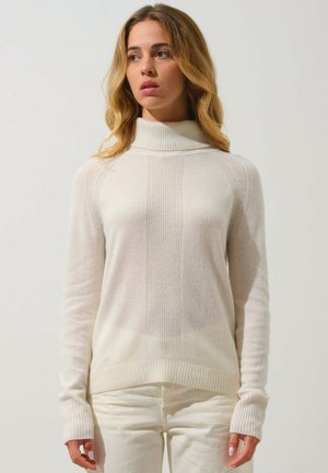 Maglione bianco a collo alto con texture a coste e motivo verticale, con maniche lunghe e orlo aderente. Tessuto leggero in maglieria.