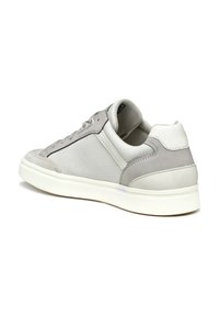 Le sneaker grigie presentano una tomaia in tessuto liscia con accenti in suede, una suola in gomma bianca e un design dei lacci minimalista per un aspetto raffinato.