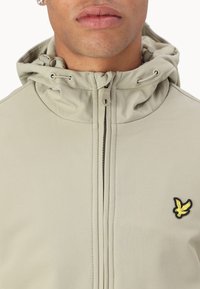 Lyle & Scott Allvädersjacka - sage uniform