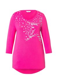 Rosa V-Ausschnitt-Tunika aus weichem Stoff, mit dreiviertelÄrmeln und einem silbernen Tierdruckdesign auf der Vorderseite. Abgerundeter Saum.