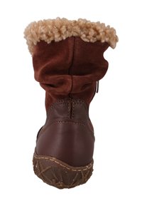Brun vinterstøvle med gummisål, faux fur-foring på toppen, og en ruskindskaft set fra bagved.
